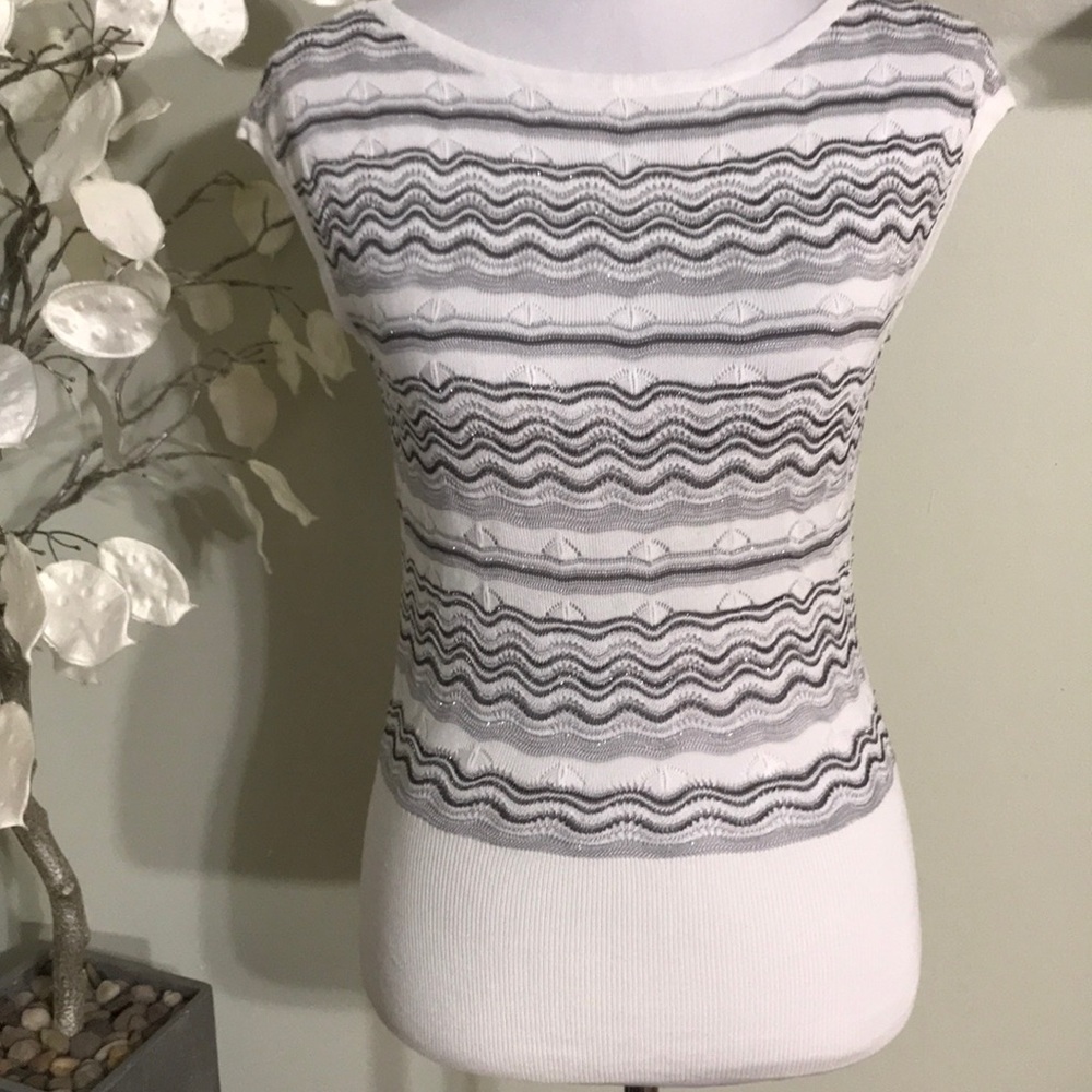 WHITE HOUSE BLACK MARKET KNIT TOP
